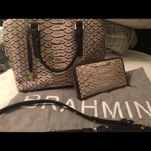 Beautiful Brahmin purse and wallet w/dust bag.